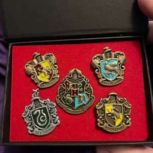 SET OF 5 HARRY POTTER HOUSE ENAMEL PINS!! Boxed set!